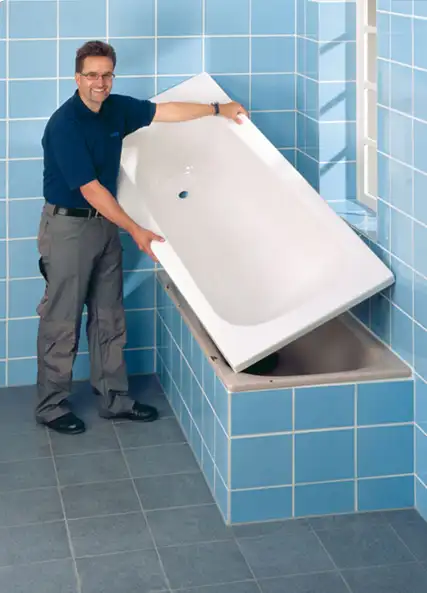 Майстер вставляє ванну у ванну